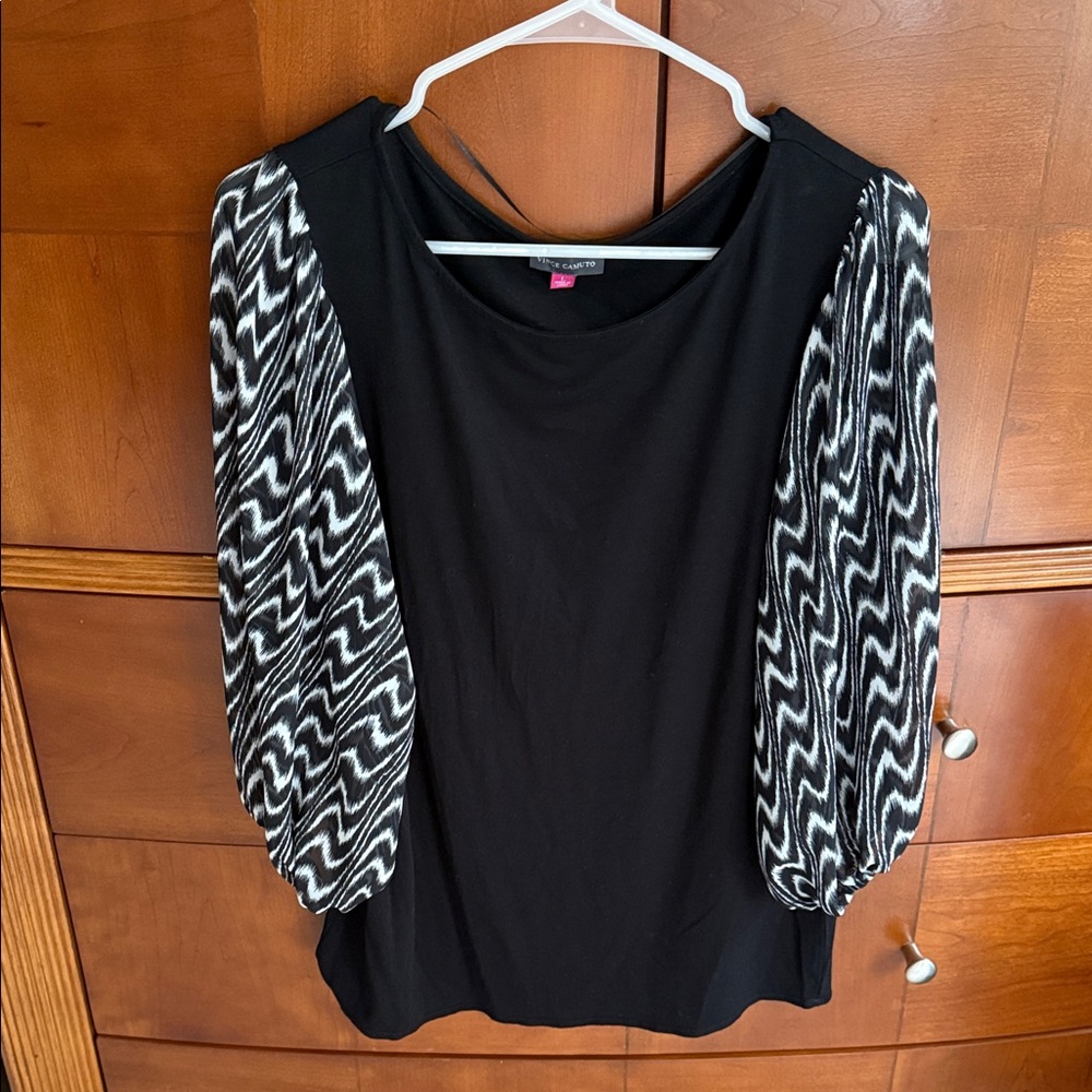 EUC Vince camuto Black and White Patterned Sleeve Women's Top